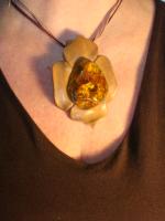 Wisior - bursztyn na drewnie
