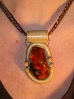 Wisior - bursztyn na drewnie